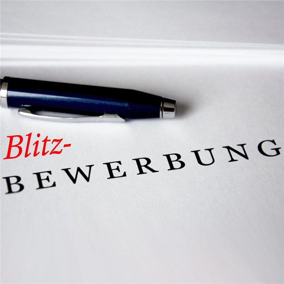 Ein Kugelschreiber liegt auf einem Blatt Papier mit der Aufschrift Blitzbewerbung