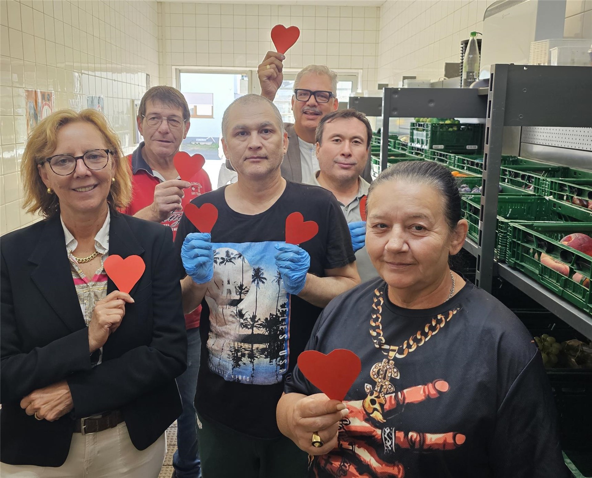 Brotkorb-Team umgeben von Lebensmitteln