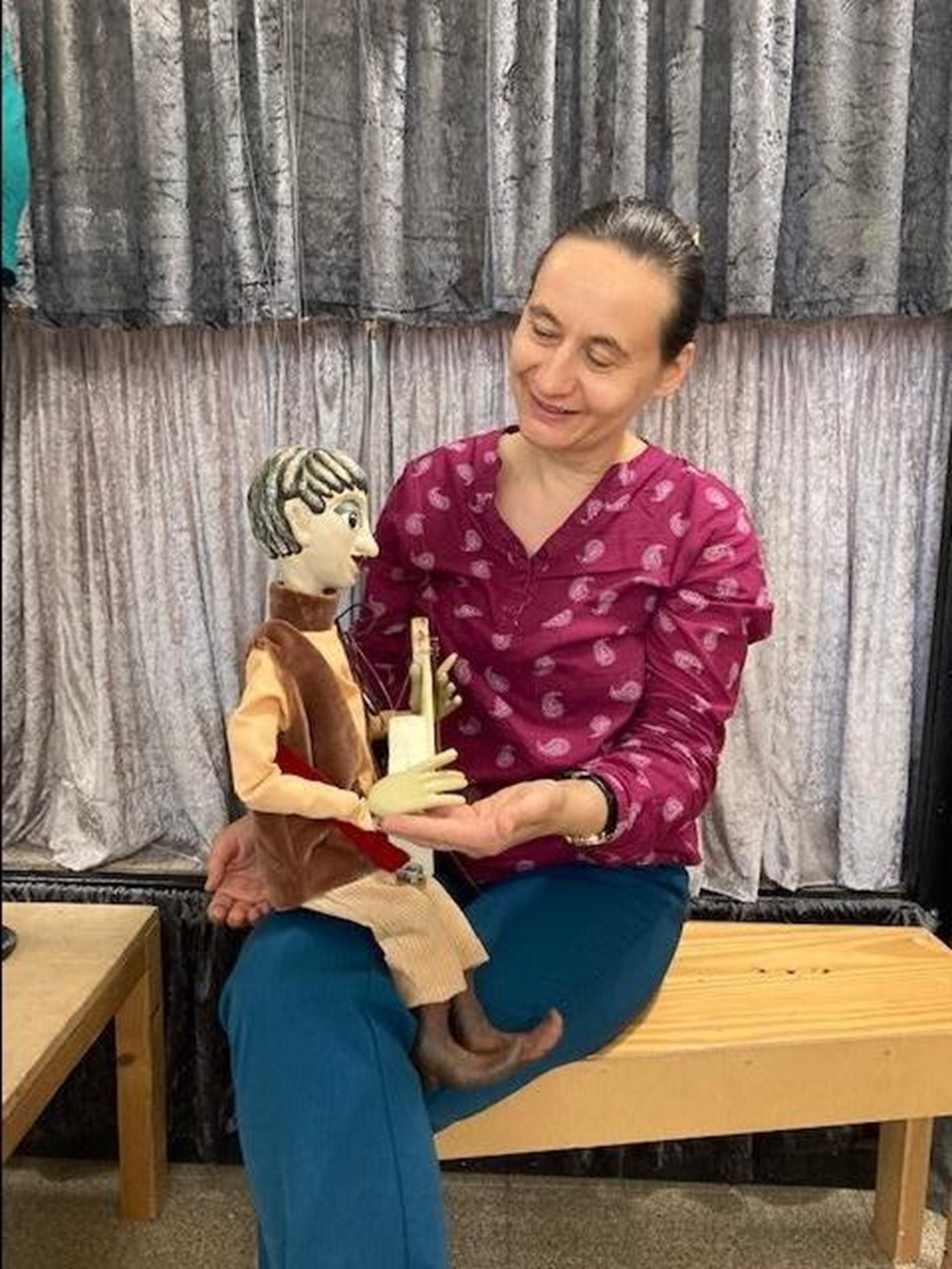 Susanne Gollasch mit einer Marionette